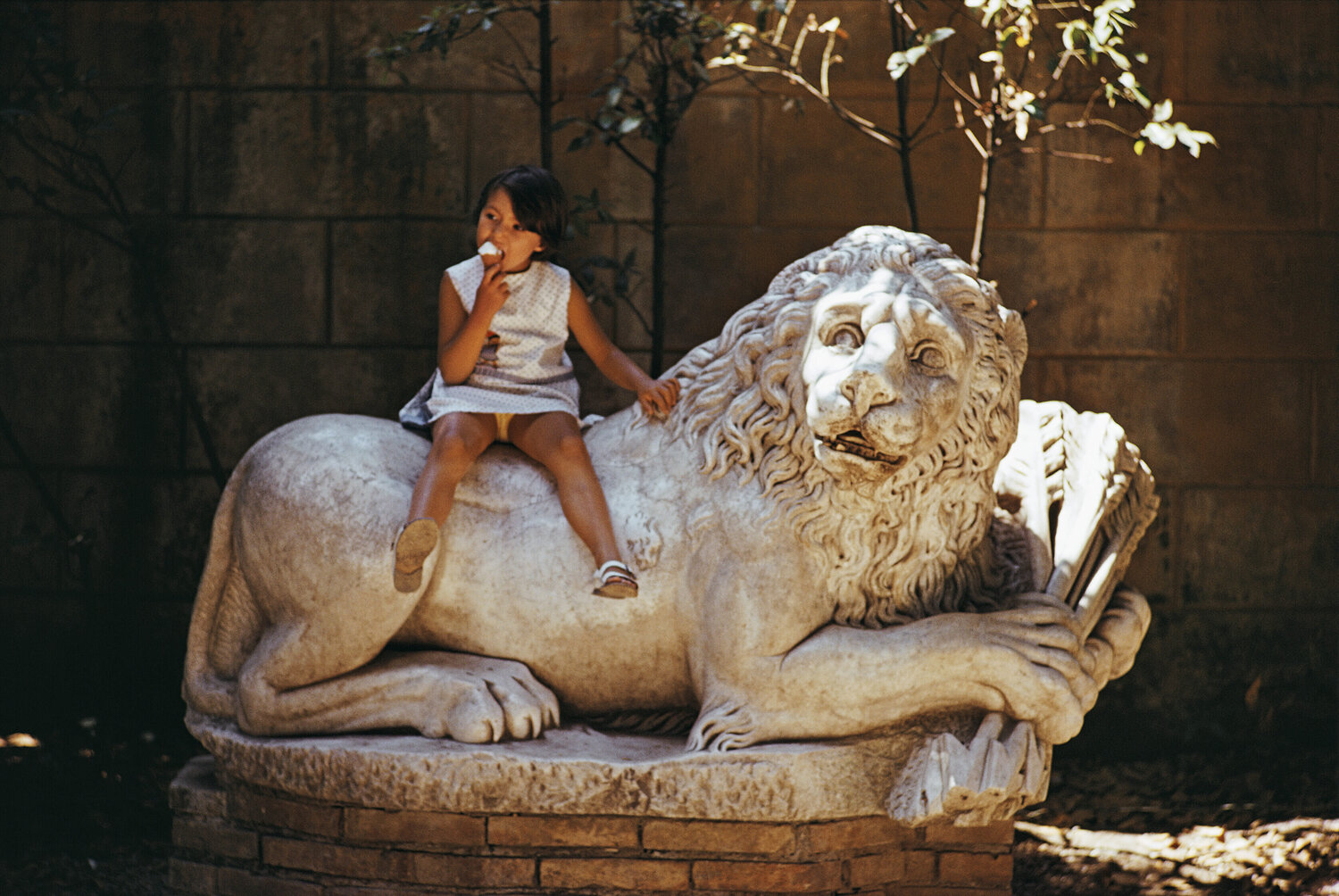 Slim Aarons 'Villa Borghese Lion' Slim Aarons Fotografia in vendita
