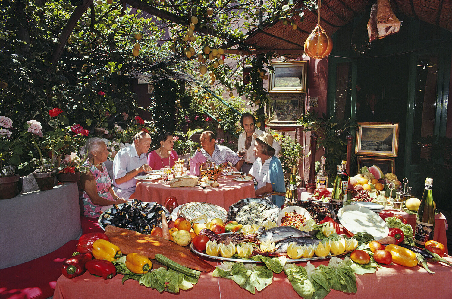 Slim Aarons 'Lunch At La Pigna' Slim Aarons Fotografia in vendita