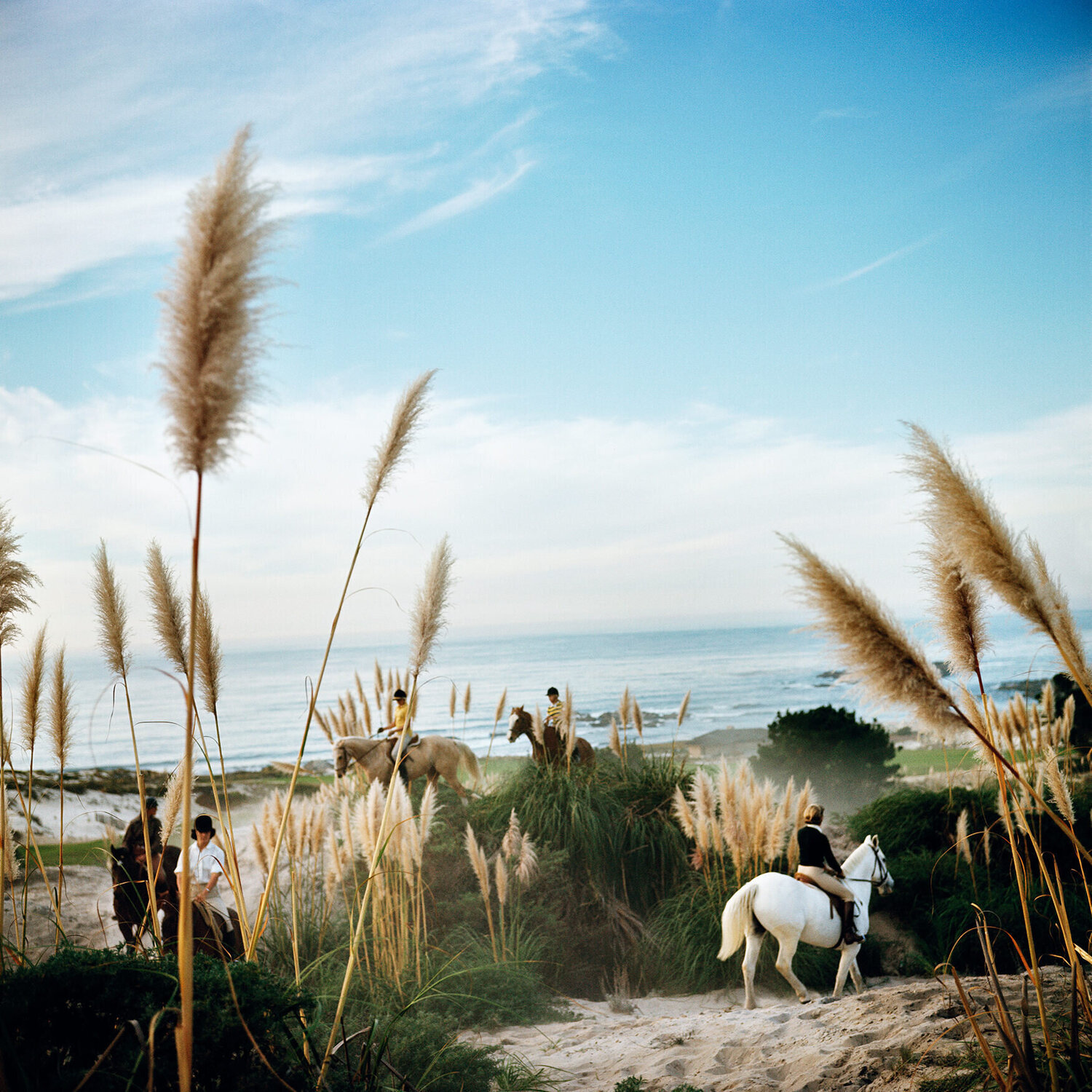 Slim Aarons 'Pebble Beach' Slim Aarons Fotografie te koop