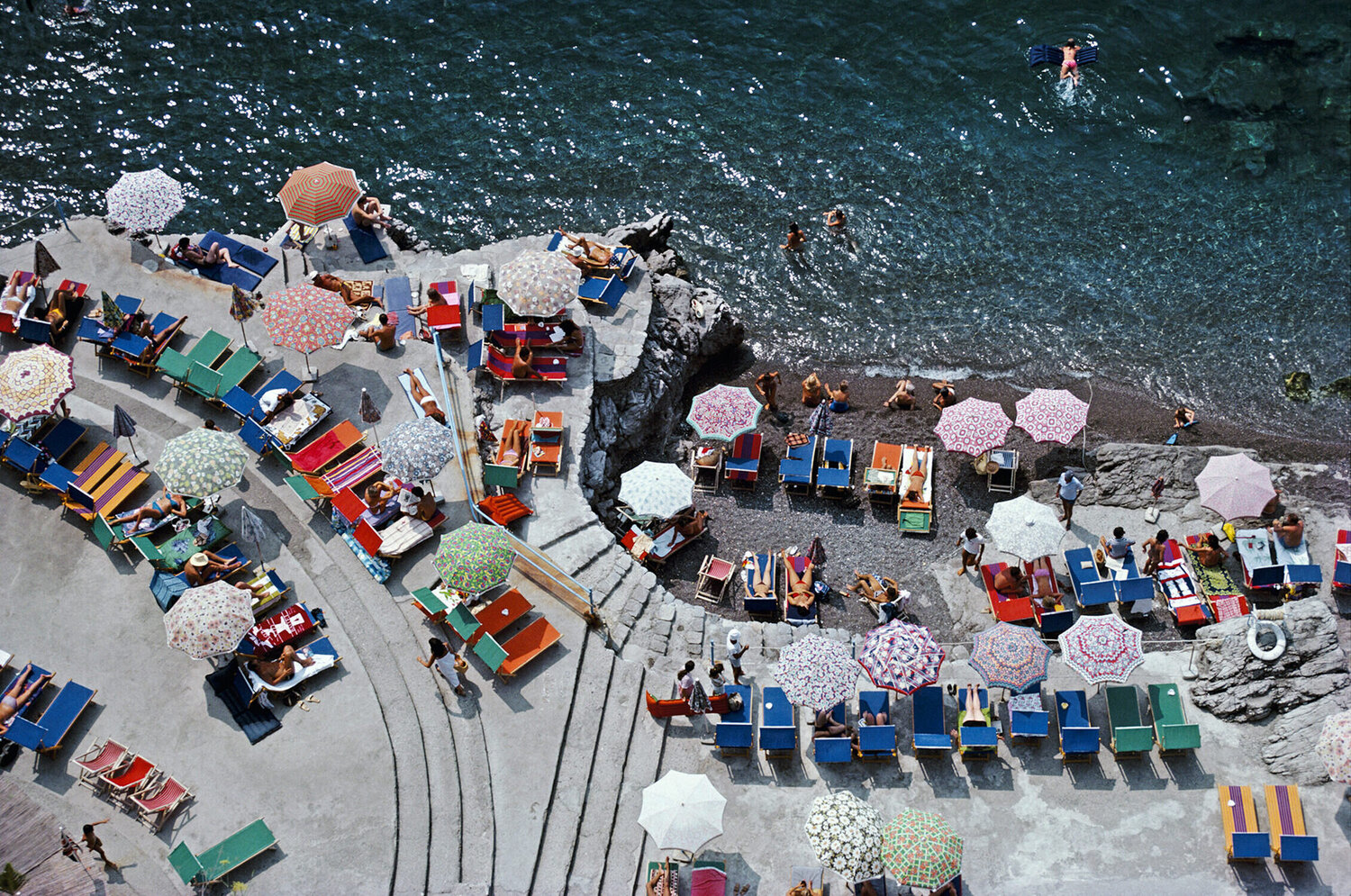 Slim Aarons 'Positano Beach' Slim Aarons Fotografia in vendita
