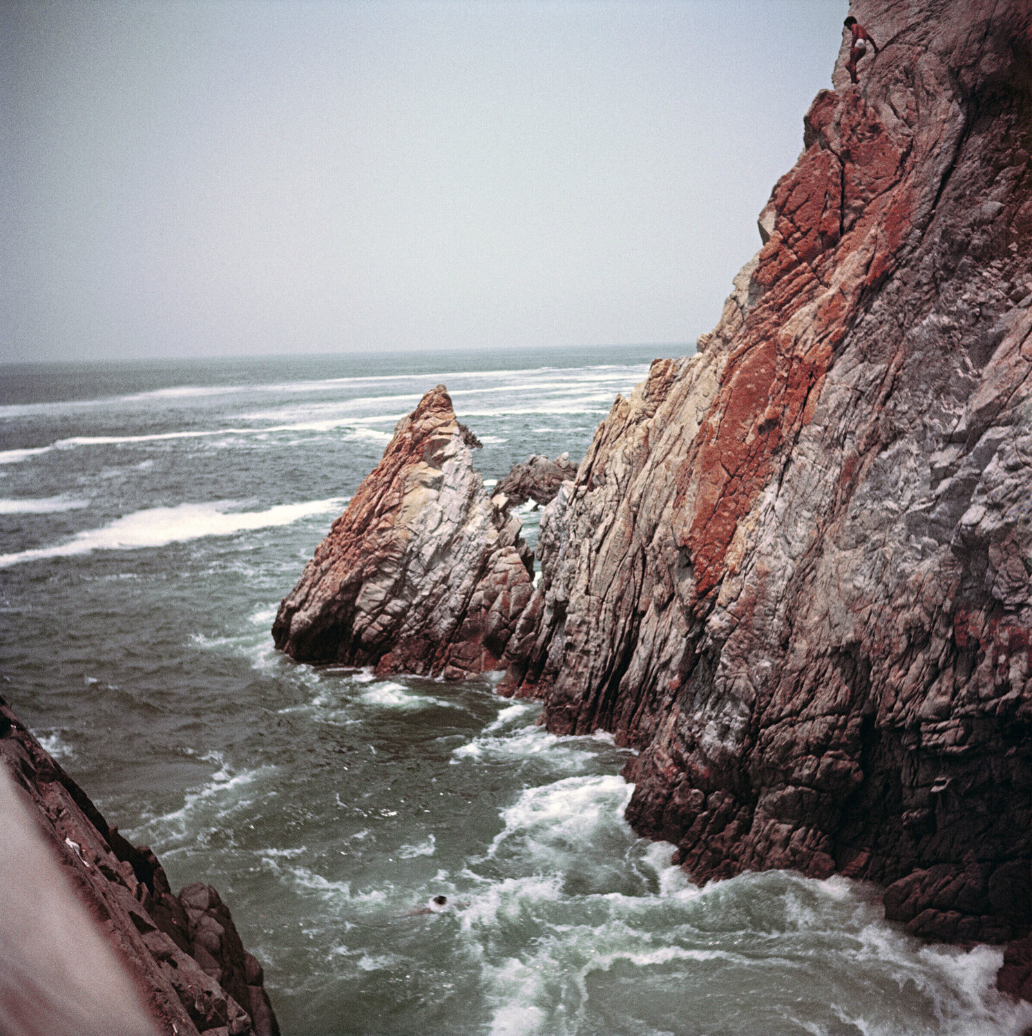 Slim Aarons 'Acapulco Rocks' Slim Aarons Fotografia in vendita