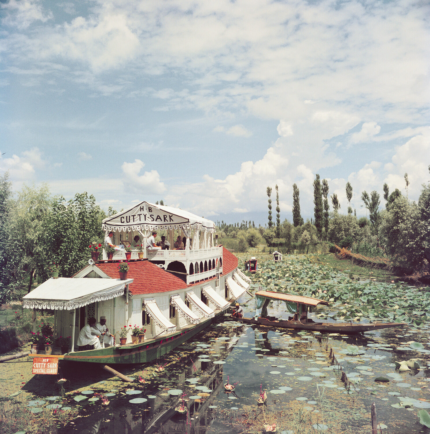 Slim Aarons 'Jhelum River' Slim Aarons Fotografia in vendita