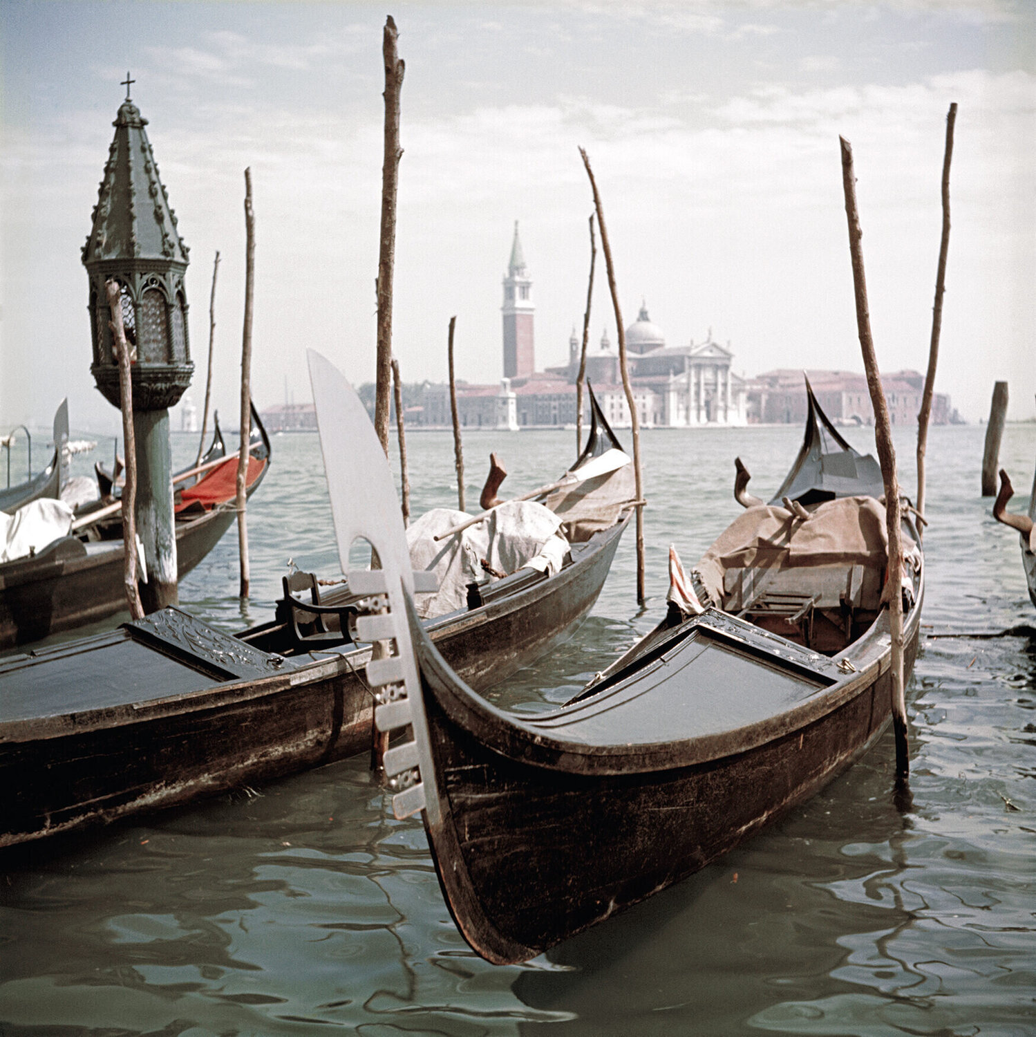 Slim Aarons 'Venice Gondolas' Slim Aarons Fotografia in vendita