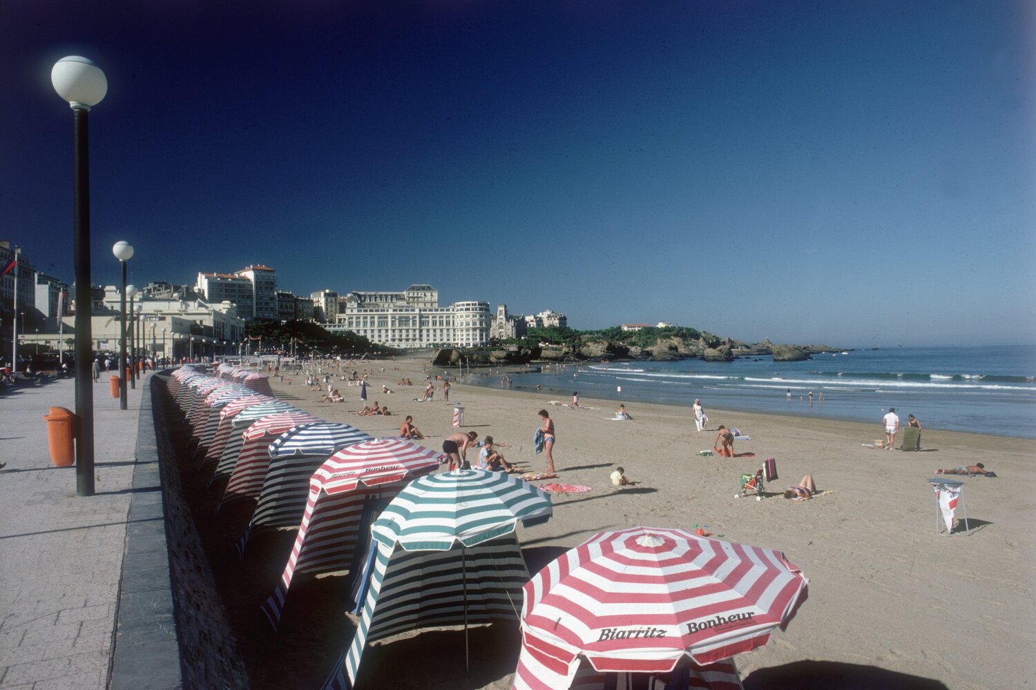 Slim Aarons 'The Grand Plage' Slim Aarons Fotografia in vendita