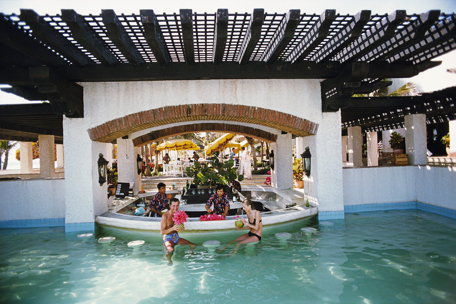Slim Aarons 'Tres Vidas, Acapulco' Slim Aarons Fotografie zu verkaufen