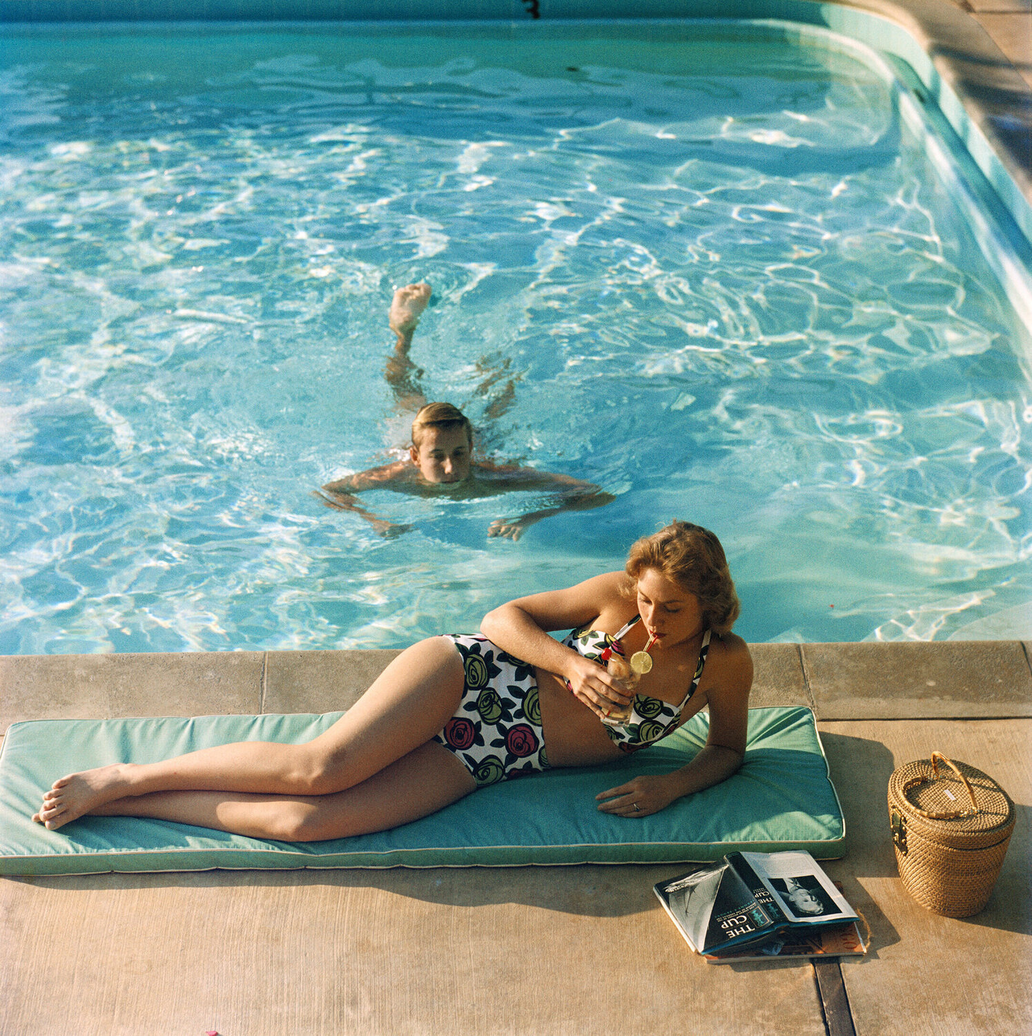 Slim Aarons 'Poolside at Laguna Beach' Slim Aarons Fotografia in vendita