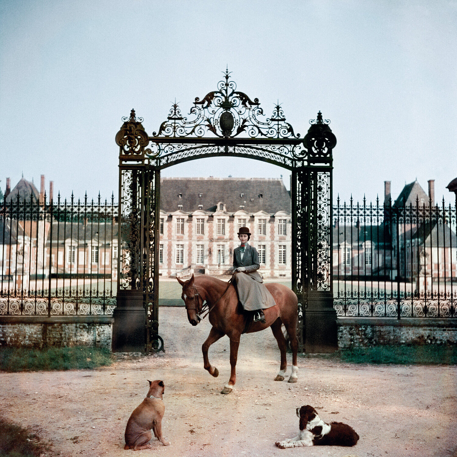 Slim Aarons 'Equestrian Entrance' Slim Aarons Fotografie zu verkaufen