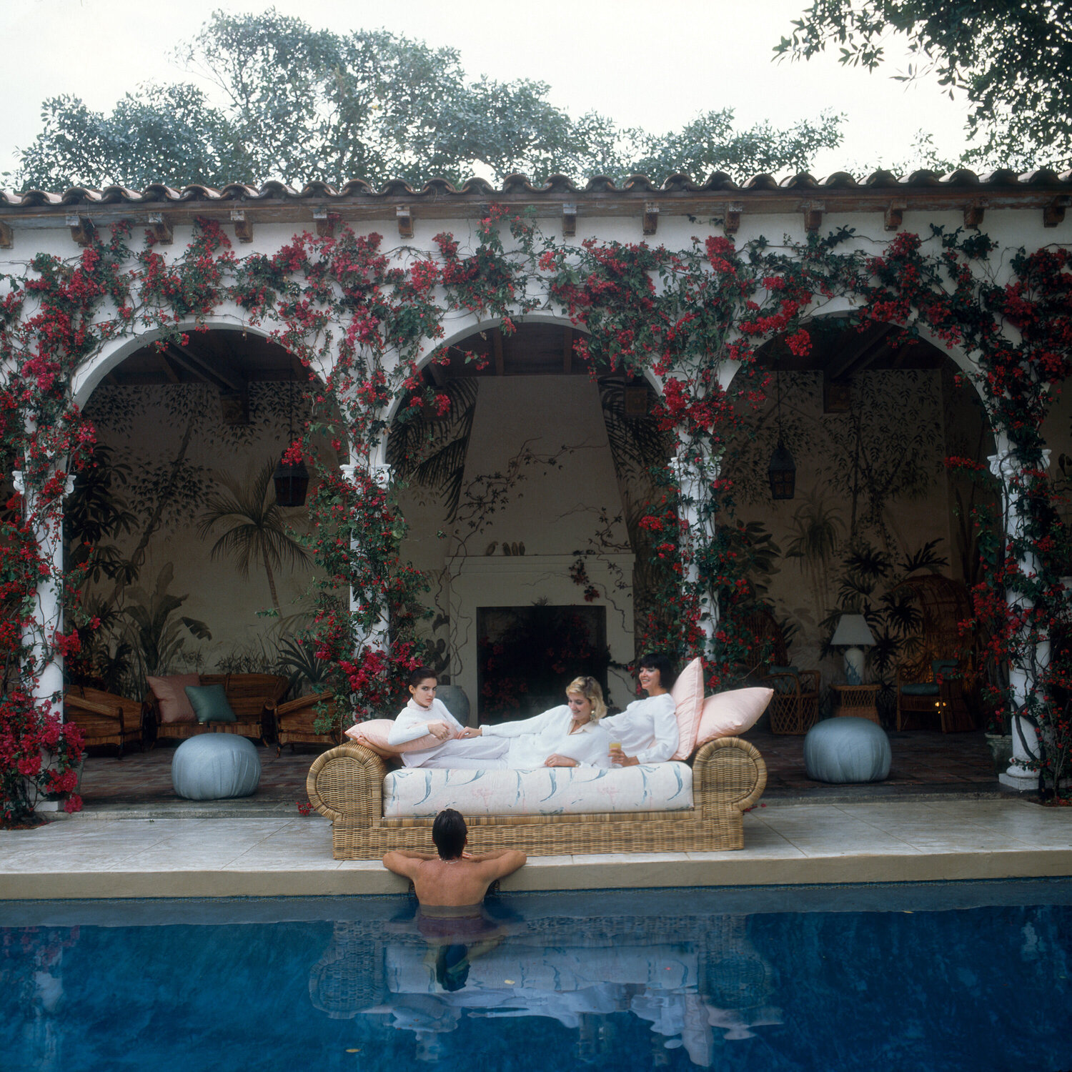 Slim Aarons 'Sofa By The Pool' Slim Aarons Fotografie te koop