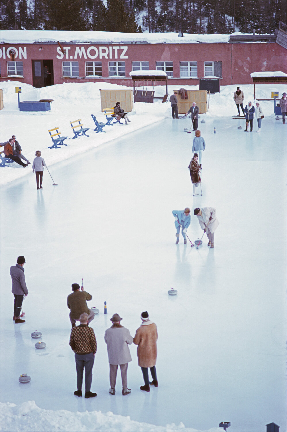 Slim Aarons 'Curling At St. Moritz' Slim Aarons Fotografia in vendita