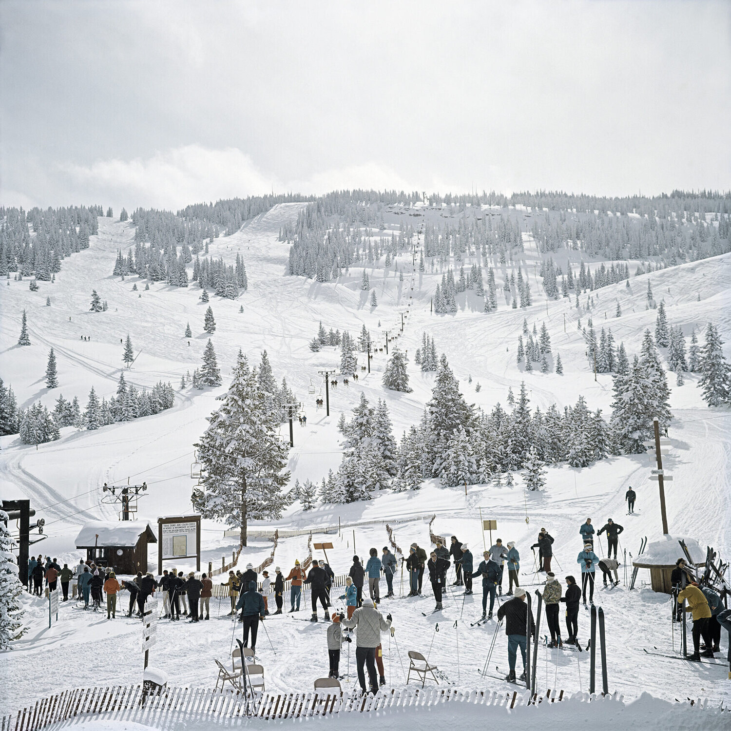 Slim Aarons 'Skiing In Vail' Slim Aarons Fotografia in vendita