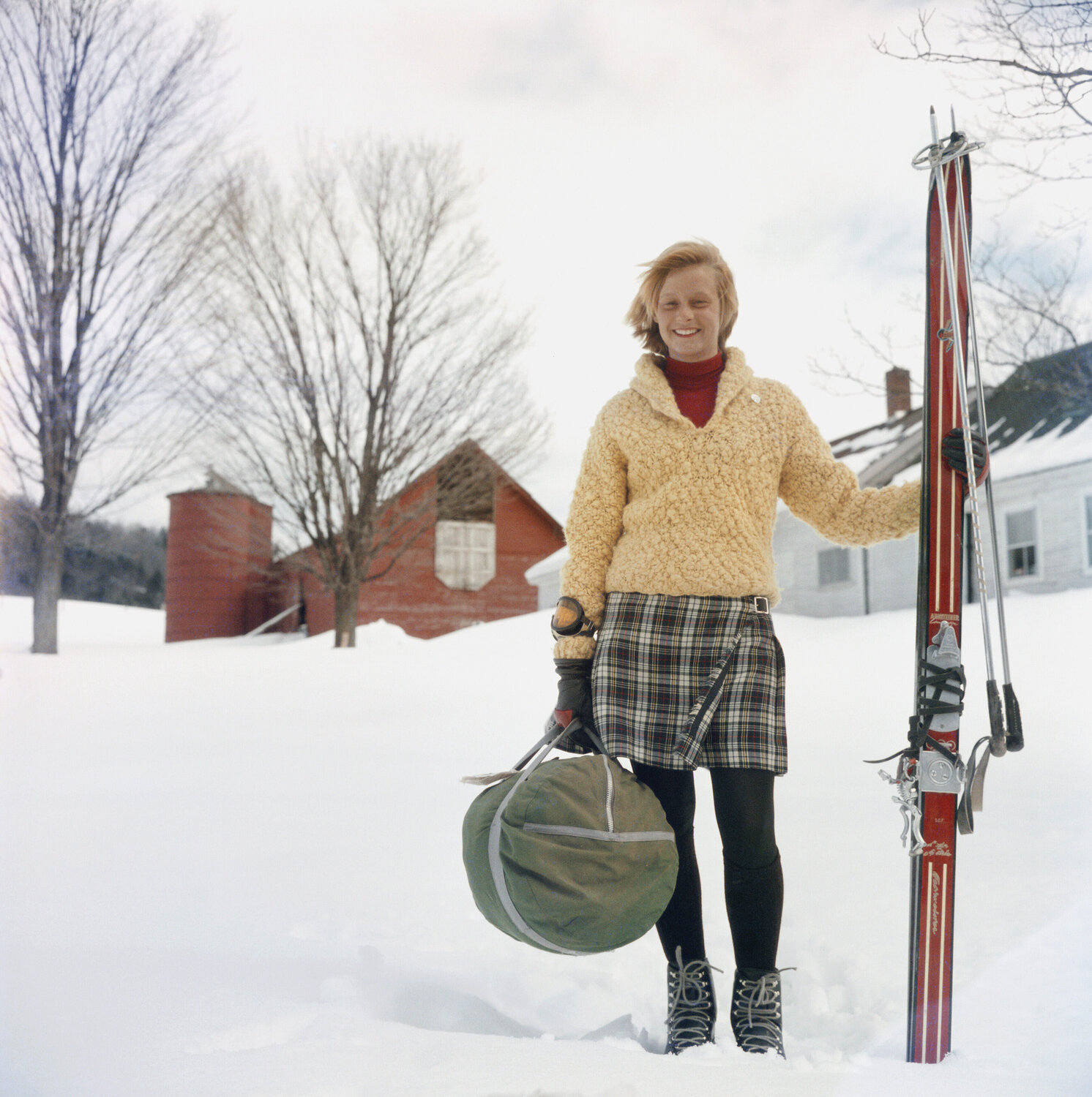 Slim Aarons 'Skiing Waitress' Slim Aarons Fotografie te koop