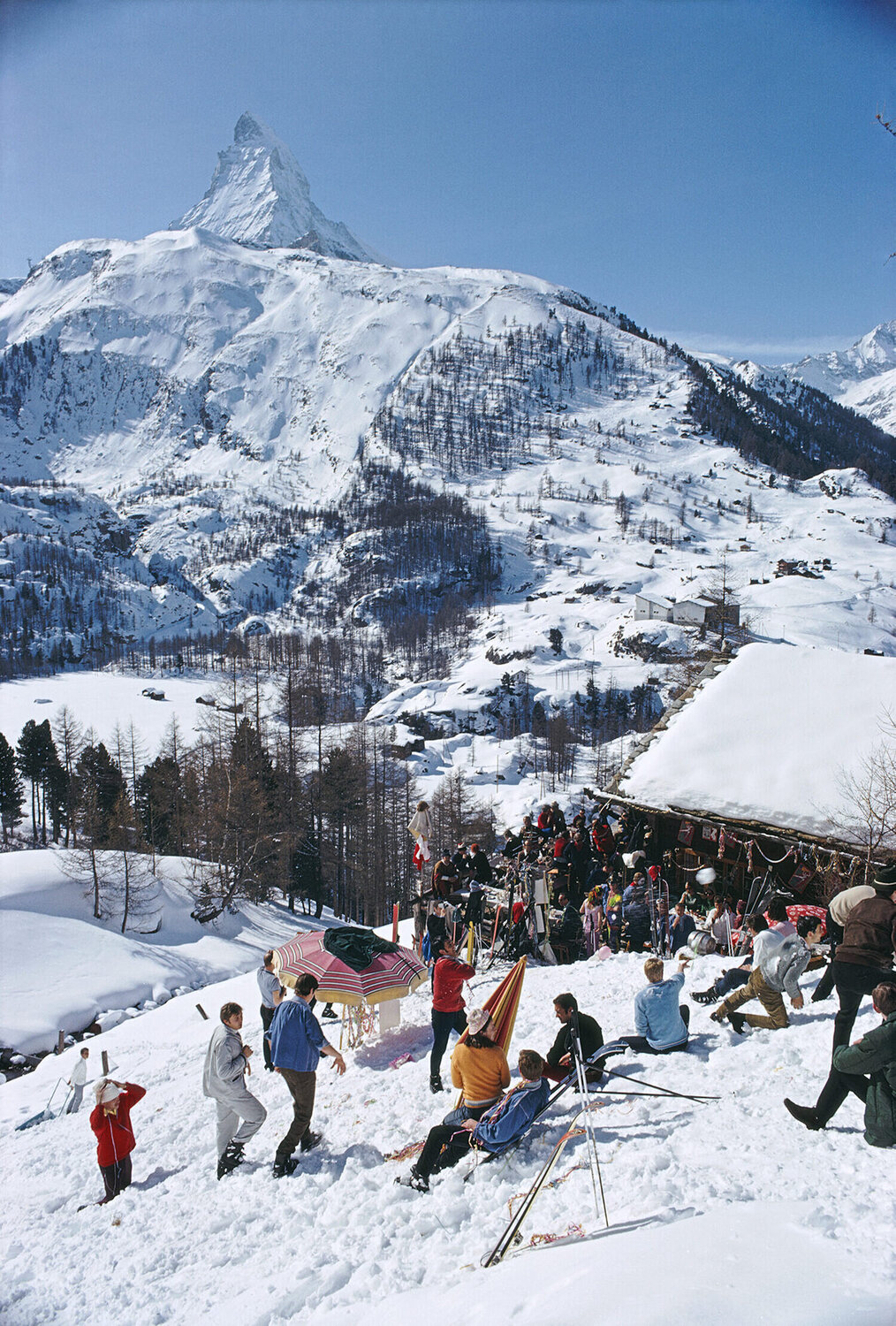 Slim Aarons 'Zermatt Skiing' Slim Aarons Fotografia in vendita