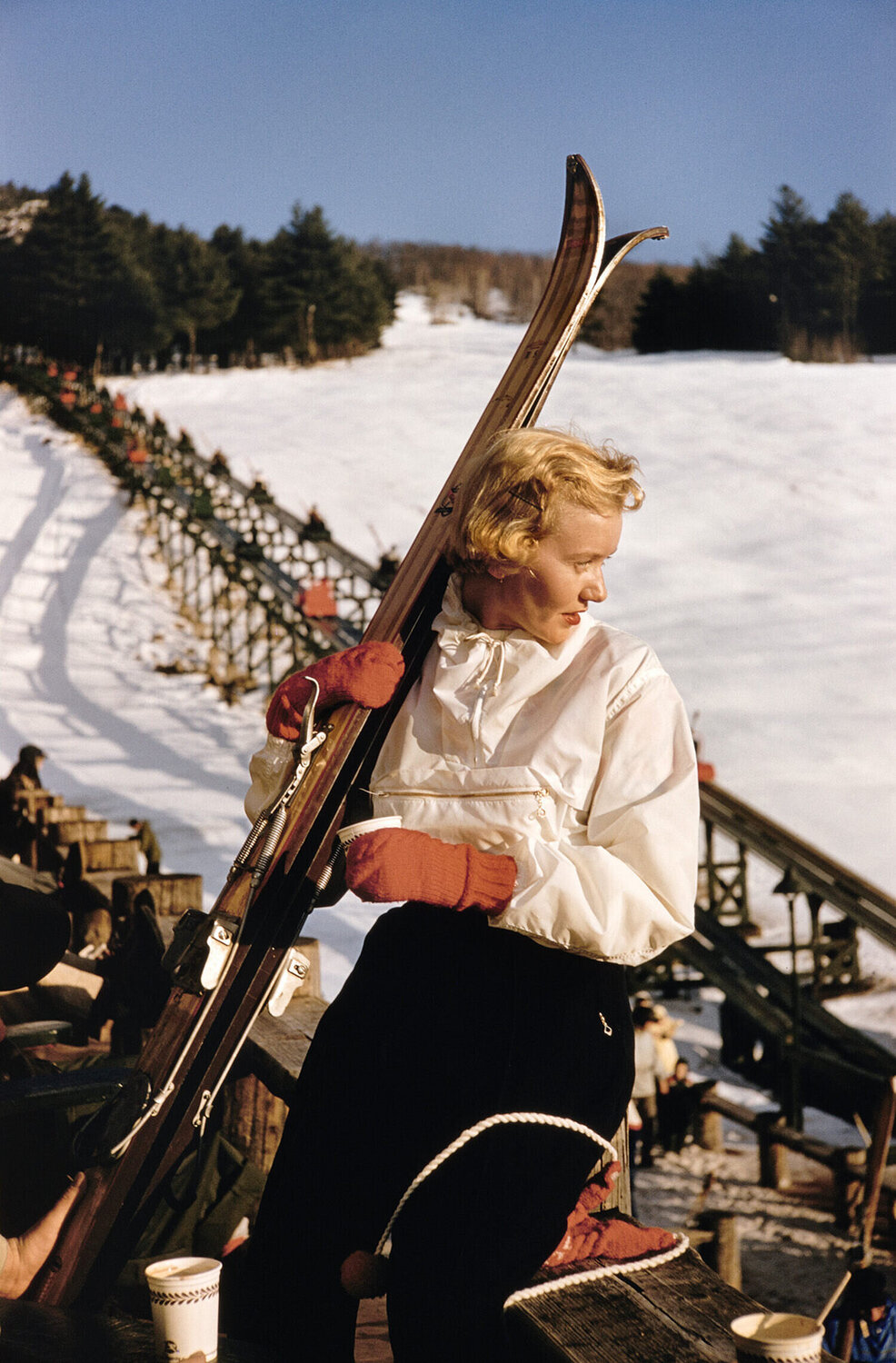 Slim Aarons 'North Conway' Slim Aarons Fotografia in vendita