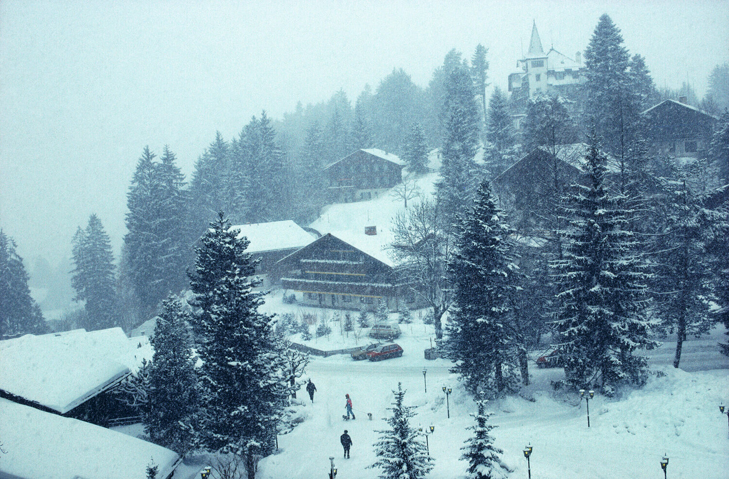 Slim Aarons 'Winter In Gstaad' Slim Aarons Fotografia in vendita