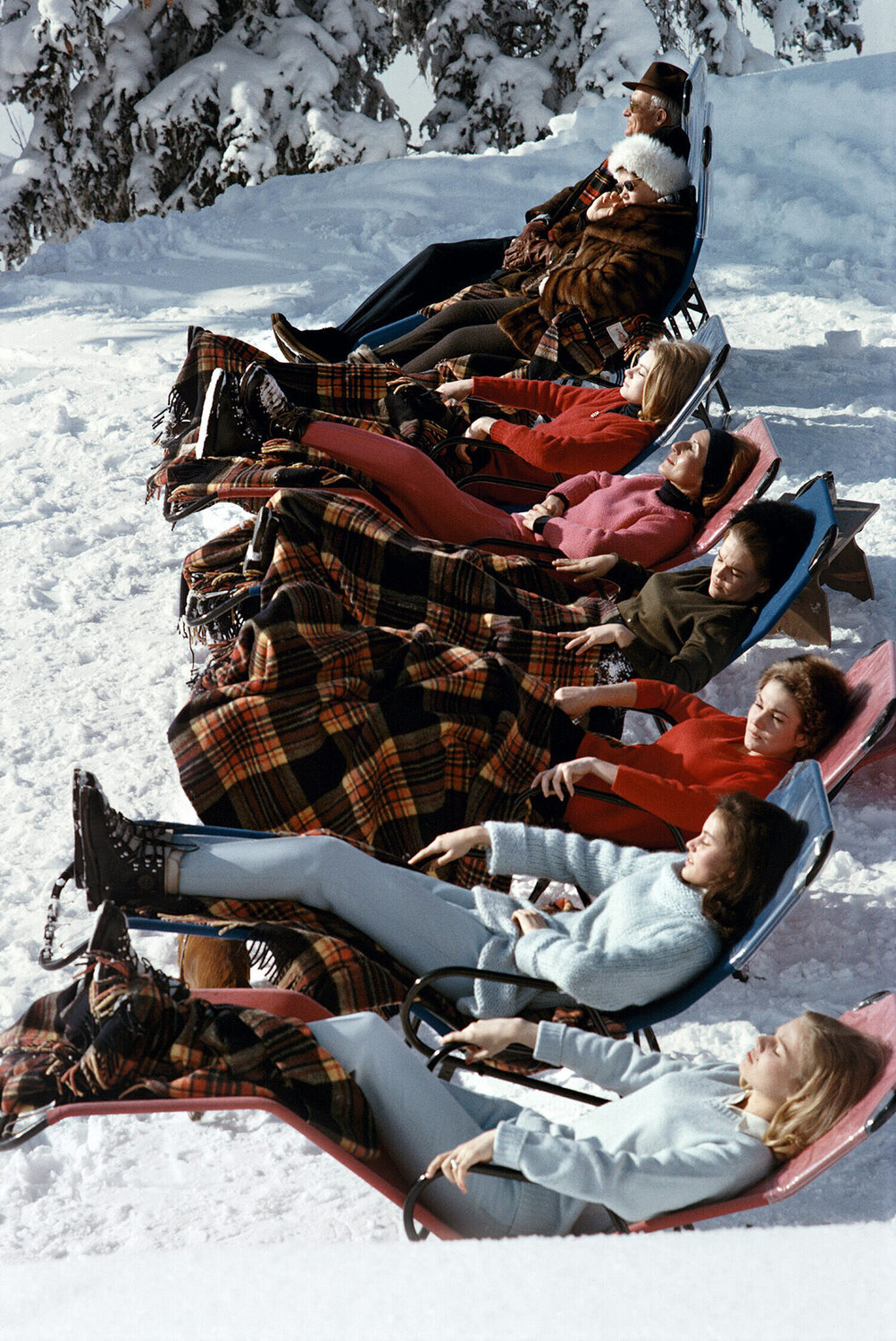 Slim Aarons 'Winter Suntans' Slim Aarons Fotografia in vendita