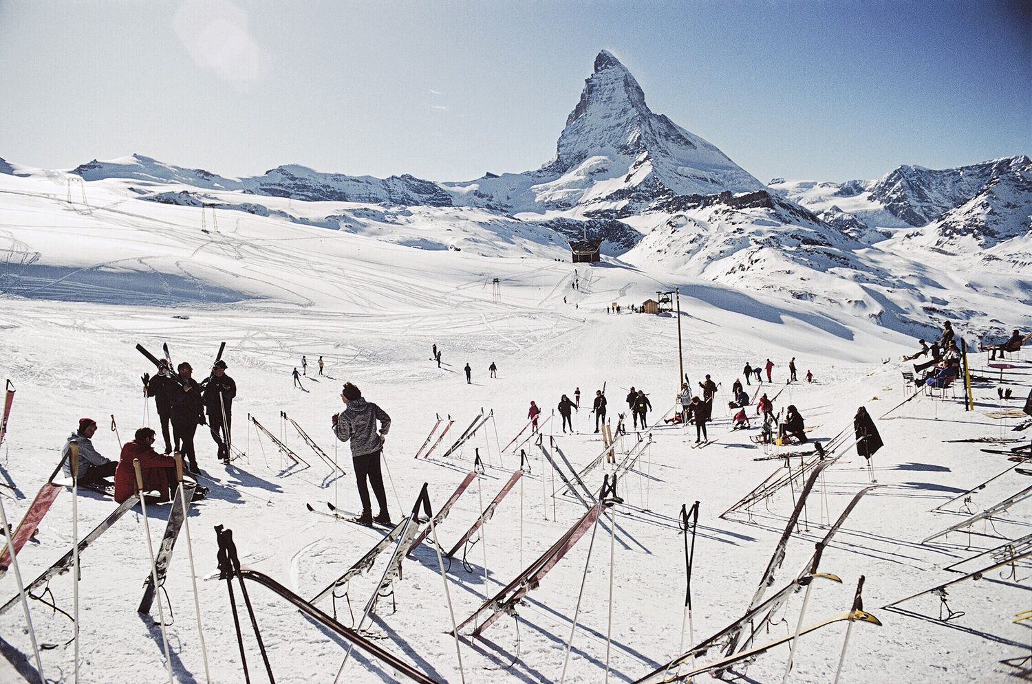 Slim Aarons 'Zermatt Skiing' Slim Aarons Fotografia in vendita