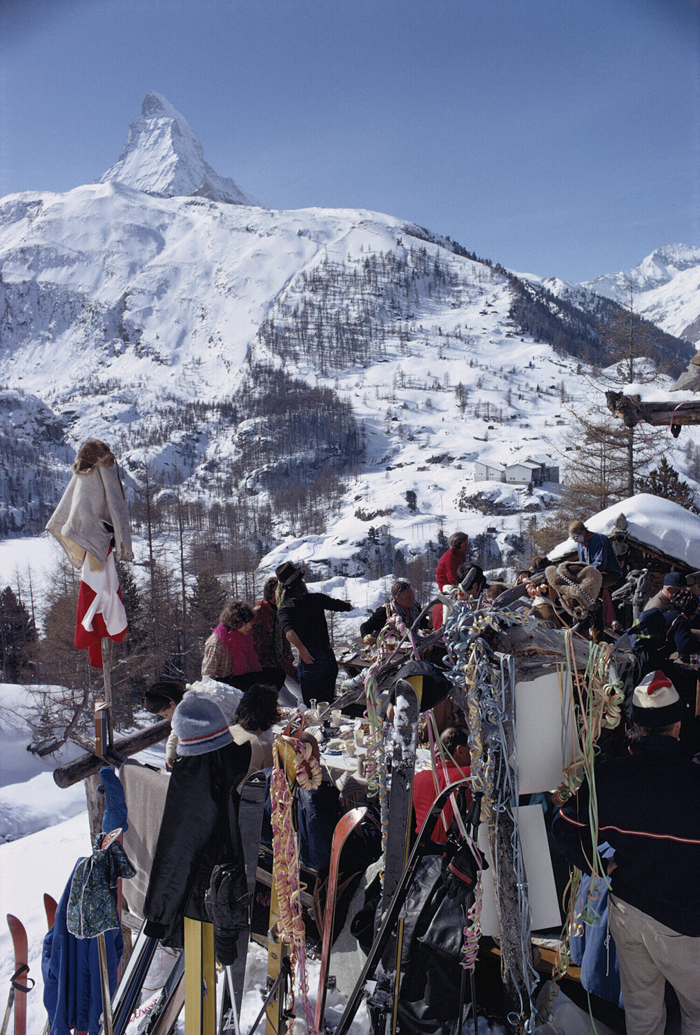 Slim Aarons 'Zermatt Skiing' Slim Aarons Fotografia in vendita