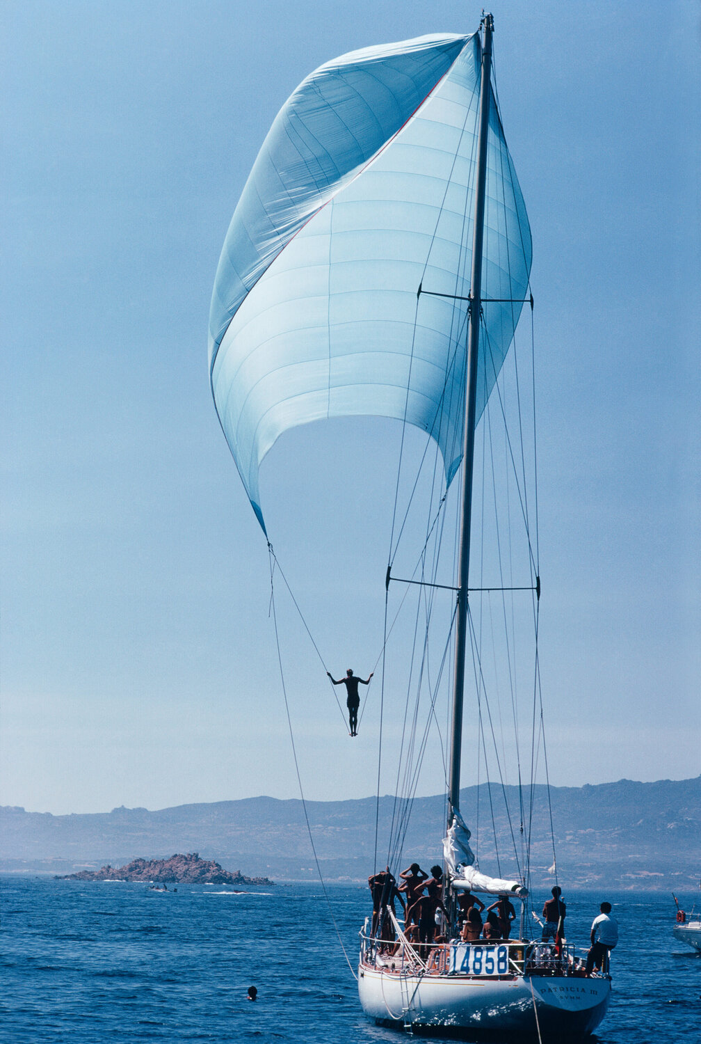 Slim Aarons 'Spinnaker Sailing' Slim Aarons Fotografia in vendita