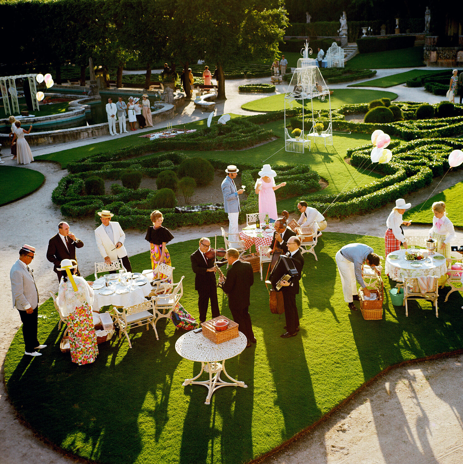Slim Aarons 'Garden Party' Slim Aarons Fotografia in vendita