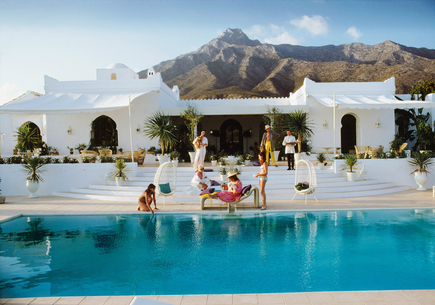 Slim Aarons 'Pool At El Venerol' Slim Aarons Fotografia in vendita
