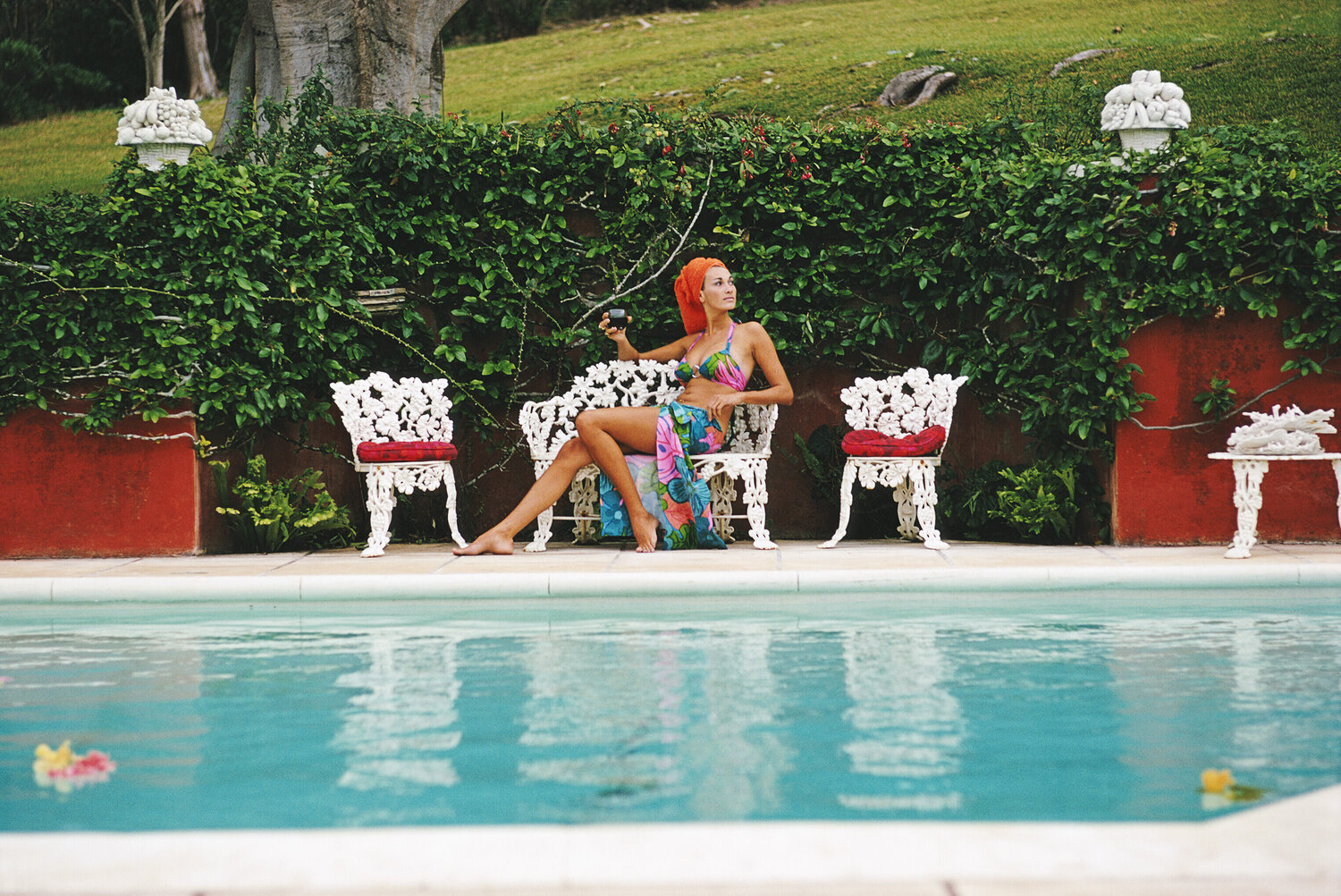 Slim Aarons 'Lounging In Bermuda' Slim Aarons Fotografia in vendita