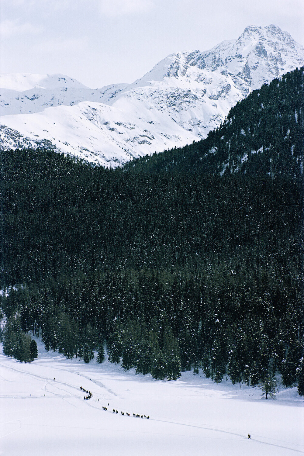 Slim Aarons 'Crossing Snow Field' Slim Aarons Fotografia in vendita