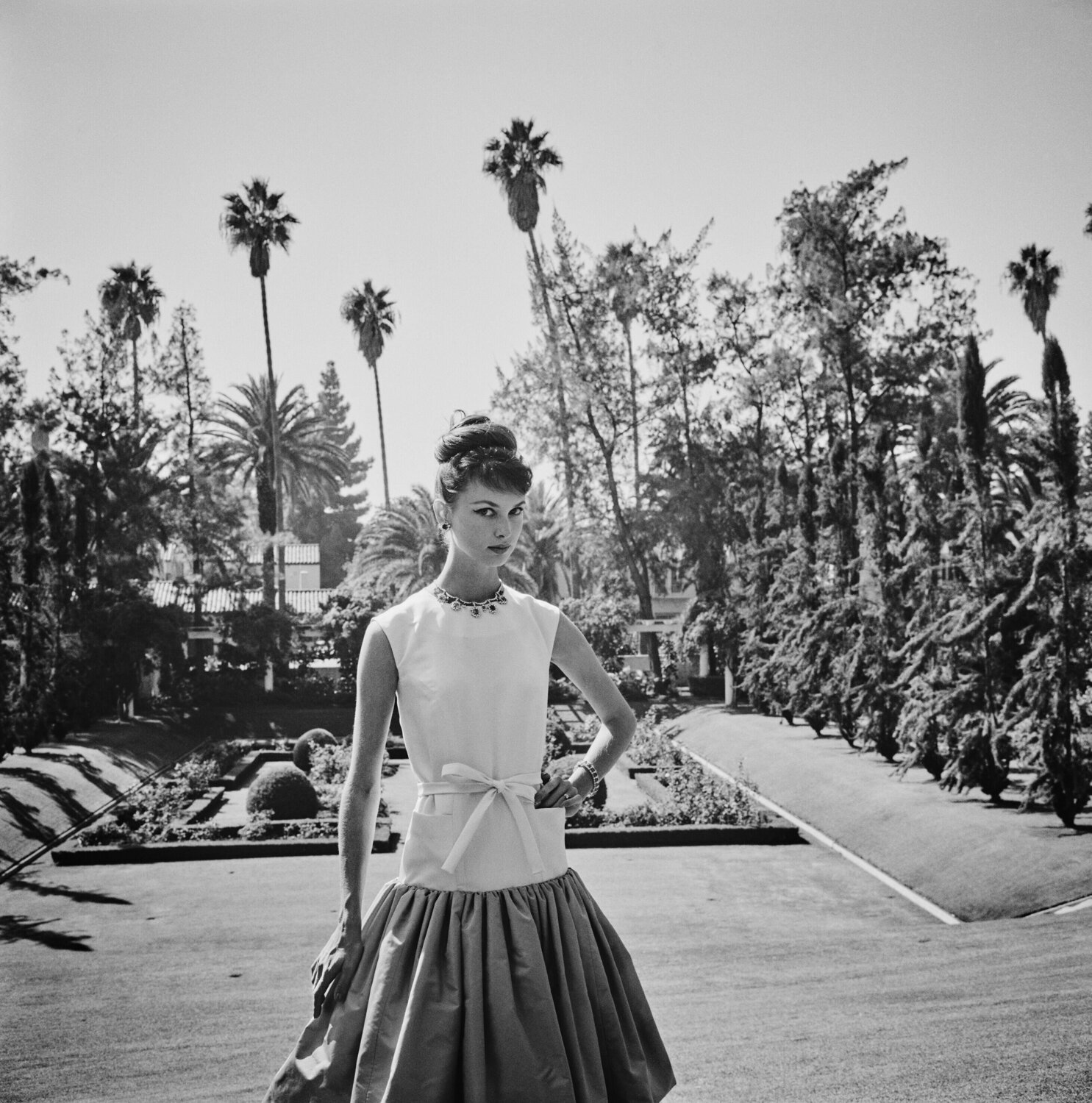 Slim Aarons 'Gretchen Van de Kamp Ward In Gustave Tassell' Slim Aarons Fotografie zu verkaufen