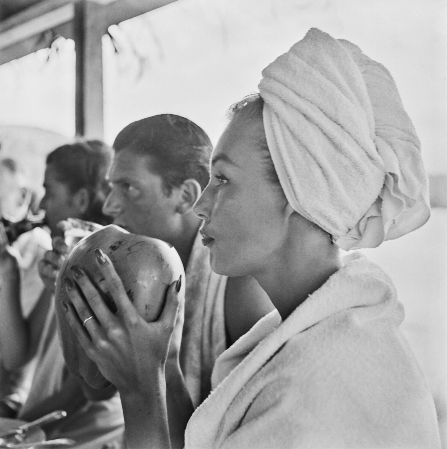 Slim Aarons 'Liz Pringle Refreshments in Jamaica' Slim Aarons Fotografie zu verkaufen
