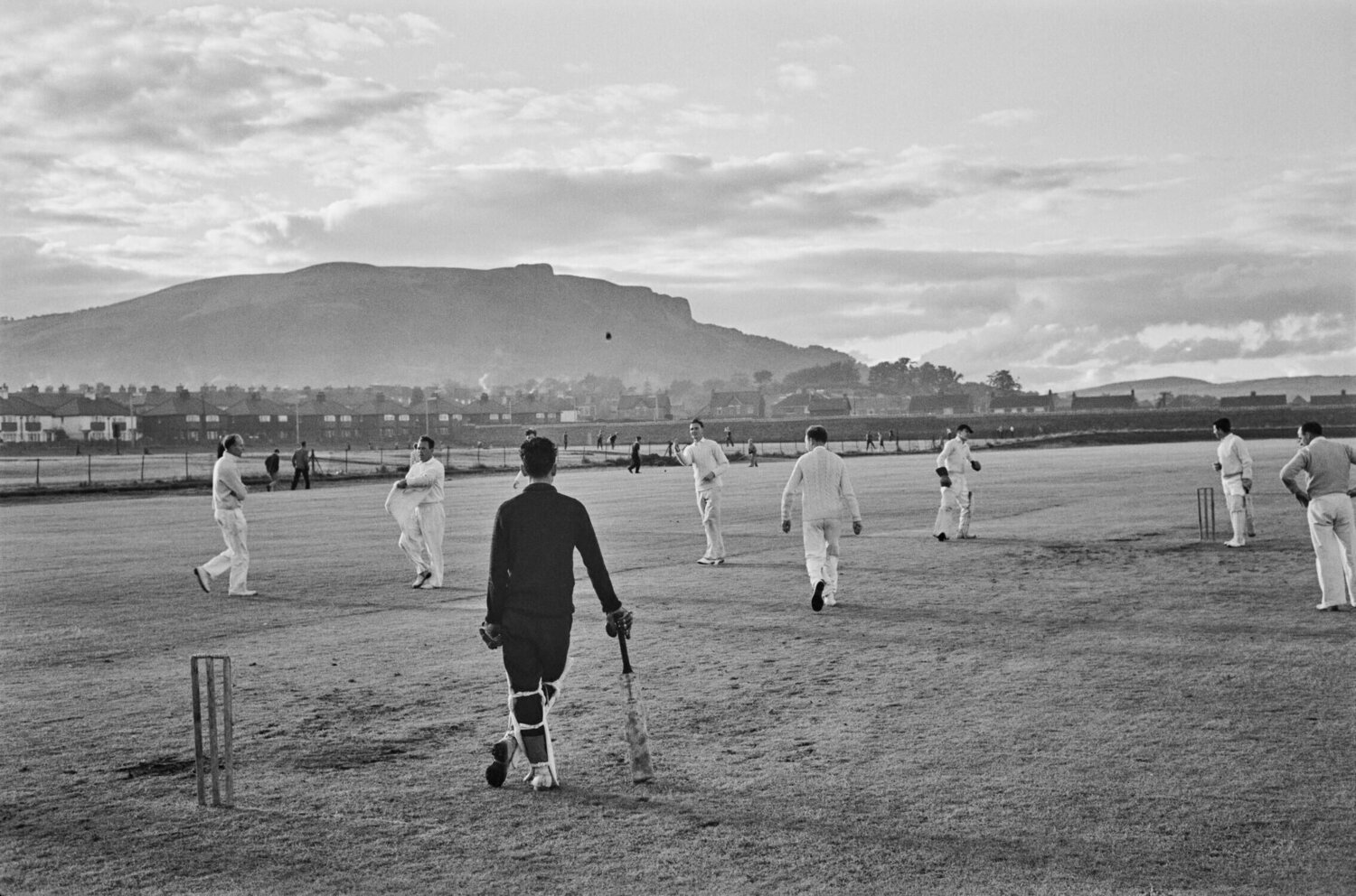 Slim Aarons 'Cricketers on the Pitch' Slim Aarons Fotografia in vendita