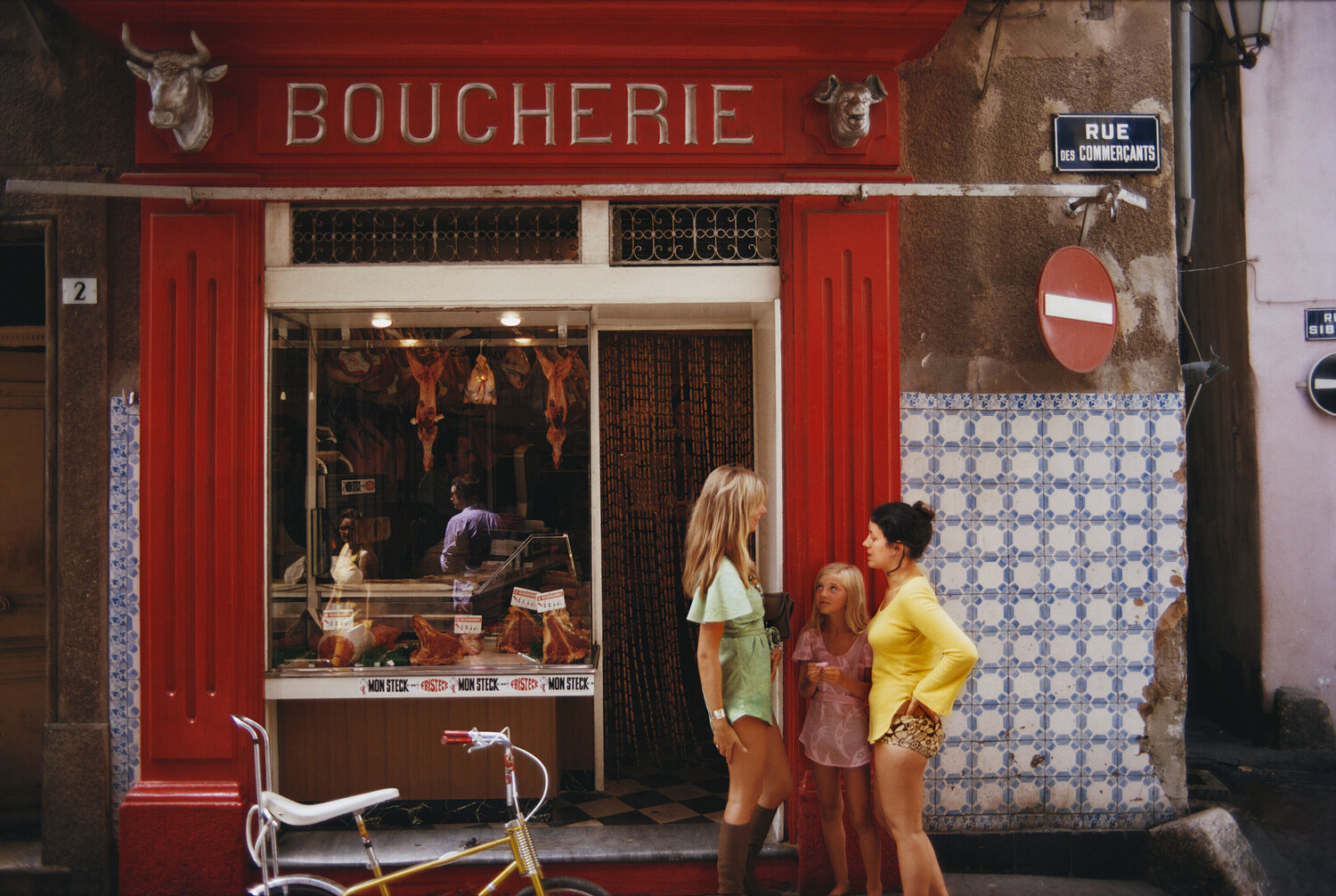Slim Aarons 'Saint-Tropez Boucherie' Slim Aarons Fotografie zu verkaufen