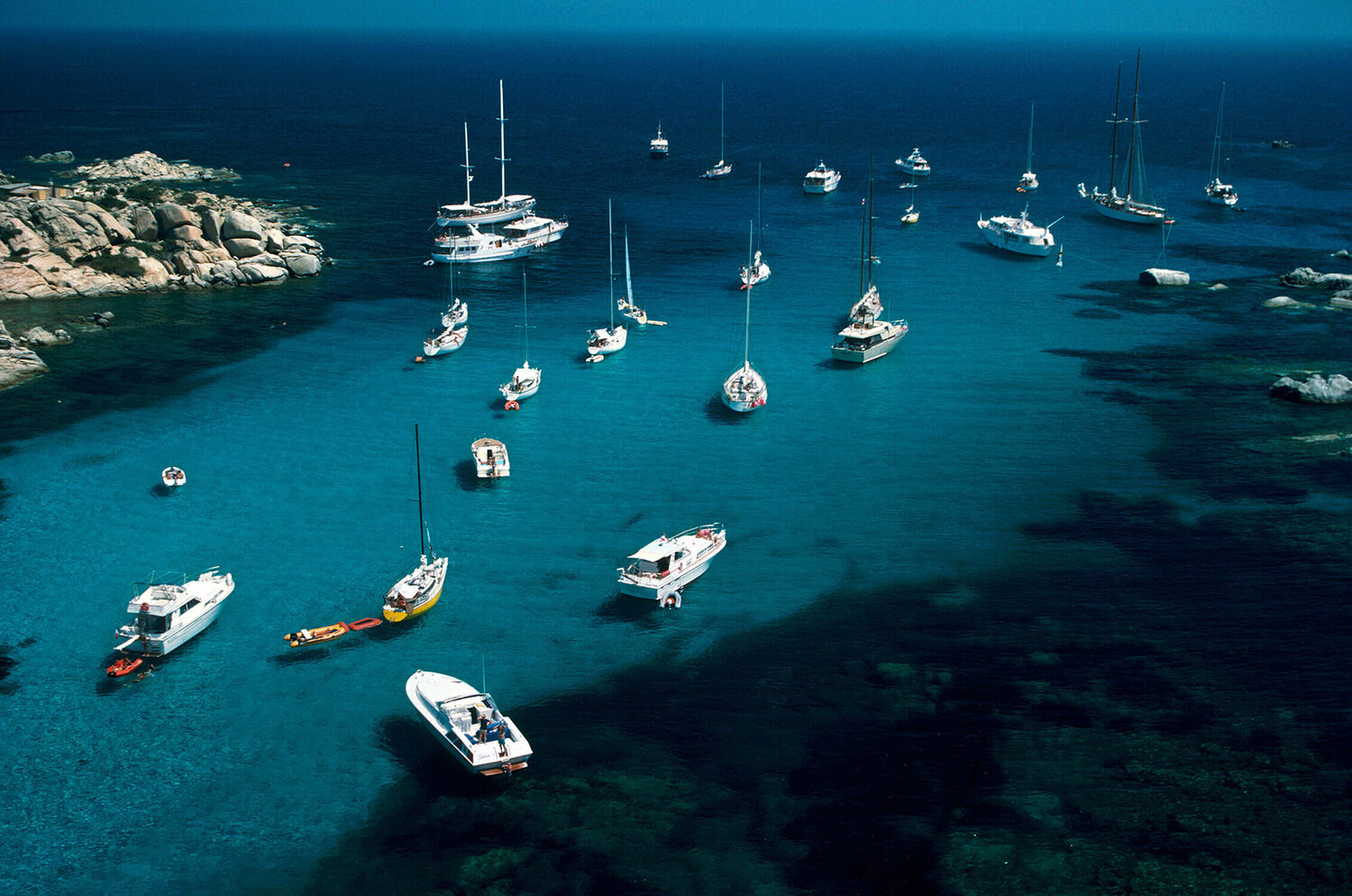 Slim Aarons 'Cavallo Coast' Slim Aarons Fotografia in vendita