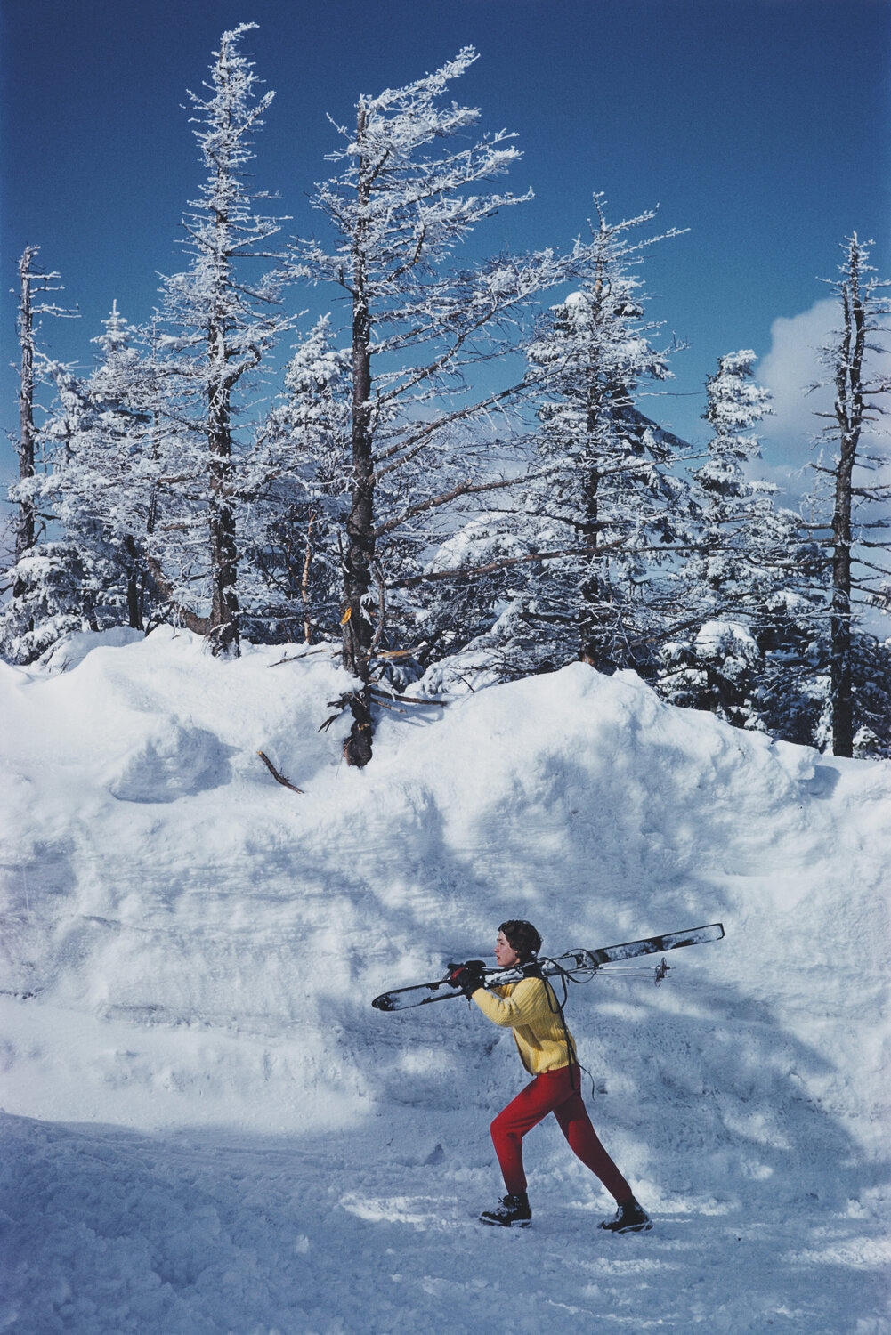 Slim Aarons 'Skier In Vermont' Slim Aarons Fotografie zu verkaufen