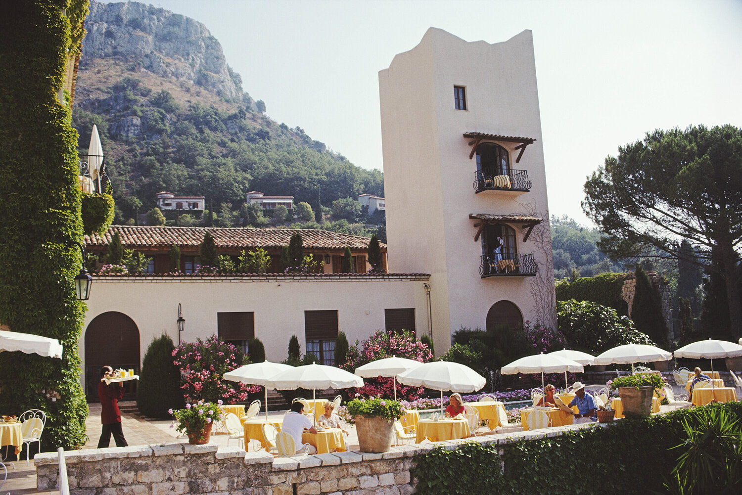 Slim Aarons 'Chateau Saint-Martin' Slim Aarons Fotografia in vendita