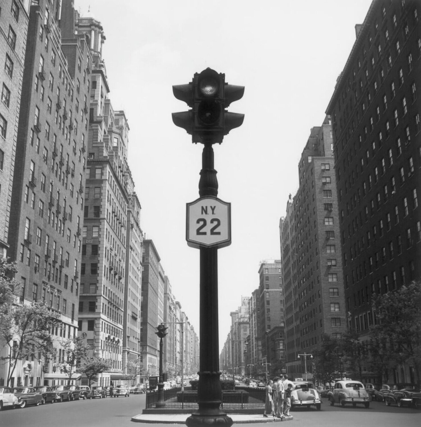 Slim Aarons 'NY Lights' Slim Aarons Fotografie zu verkaufen