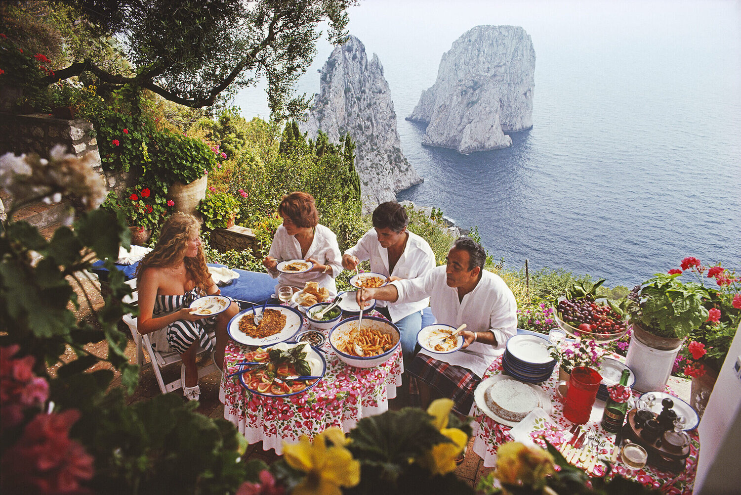 Slim Aarons 'Dining Al Fresco On Capri' Slim Aarons Fotografie zu verkaufen