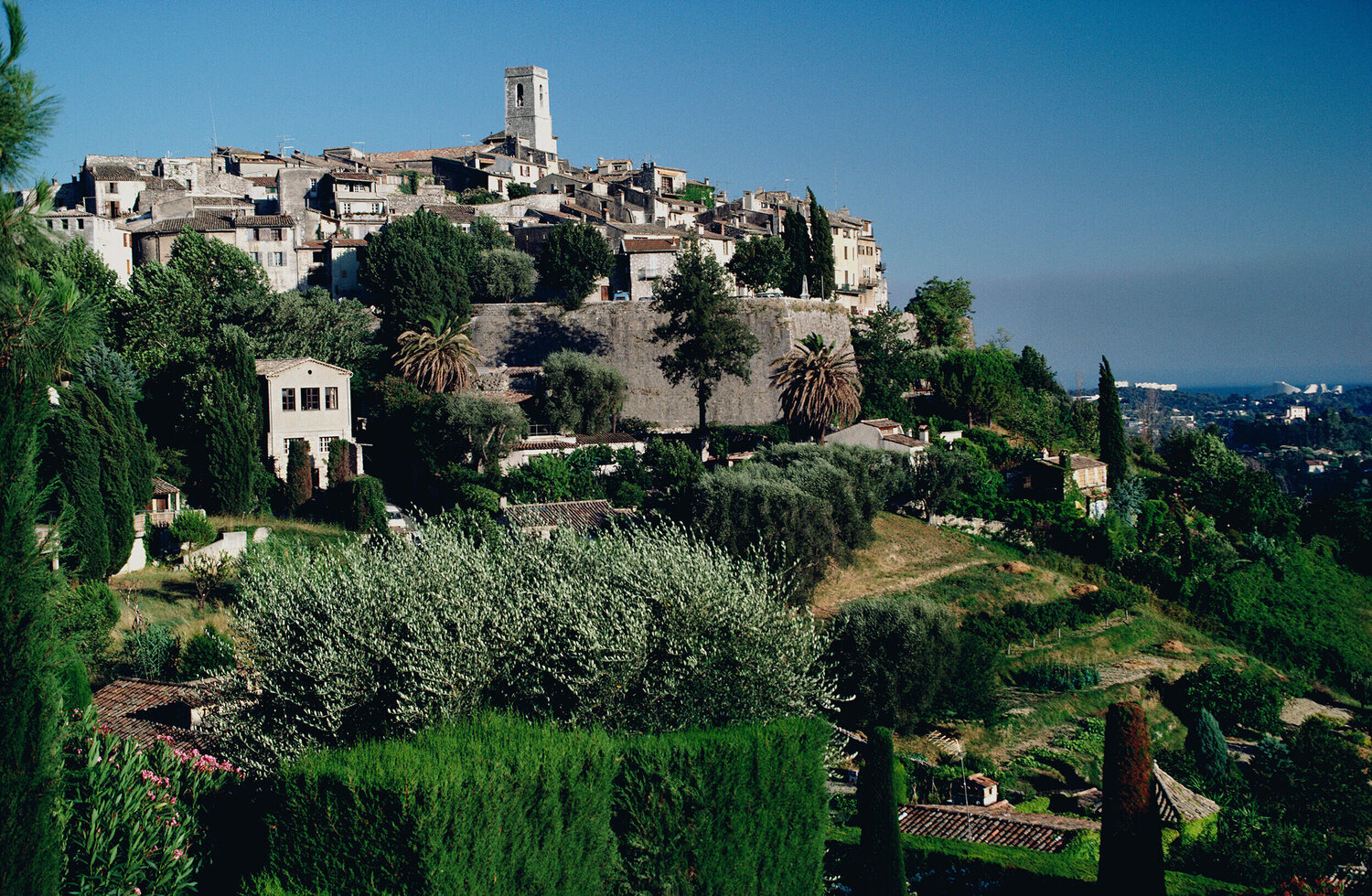 Slim Aarons 'St. Paul de Vence' Slim Aarons Fotografia in vendita
