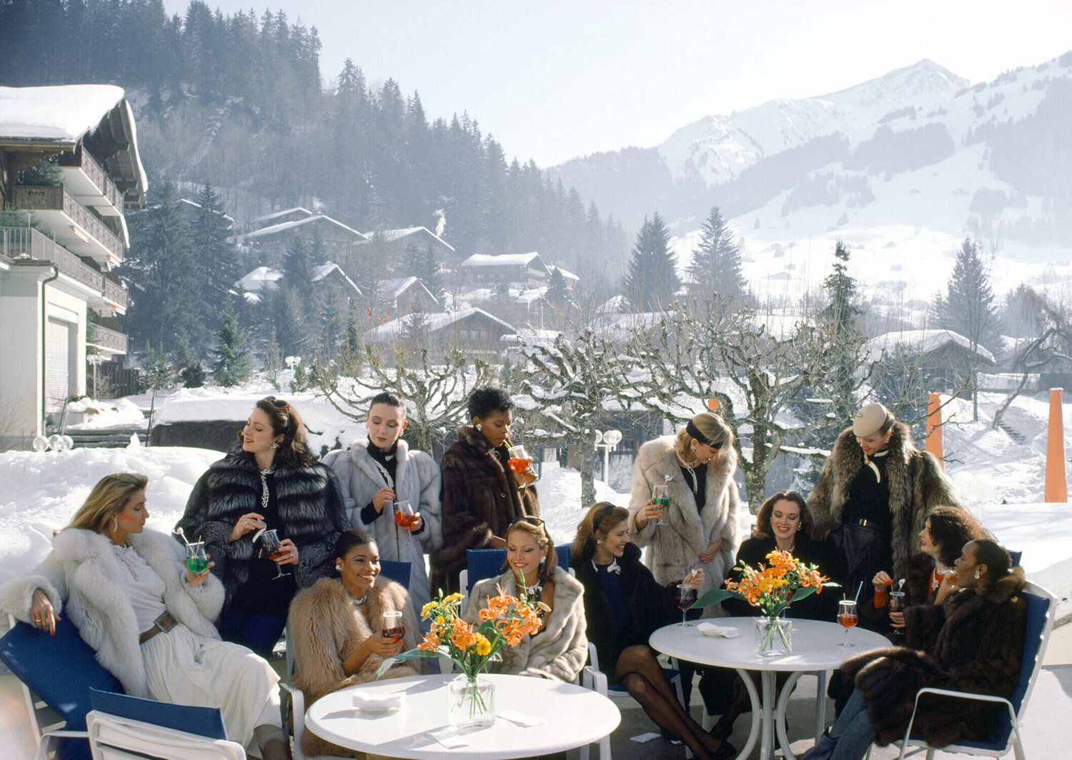 Slim Aarons 'Drinks At Gstaad' Slim Aarons Fotografia in vendita