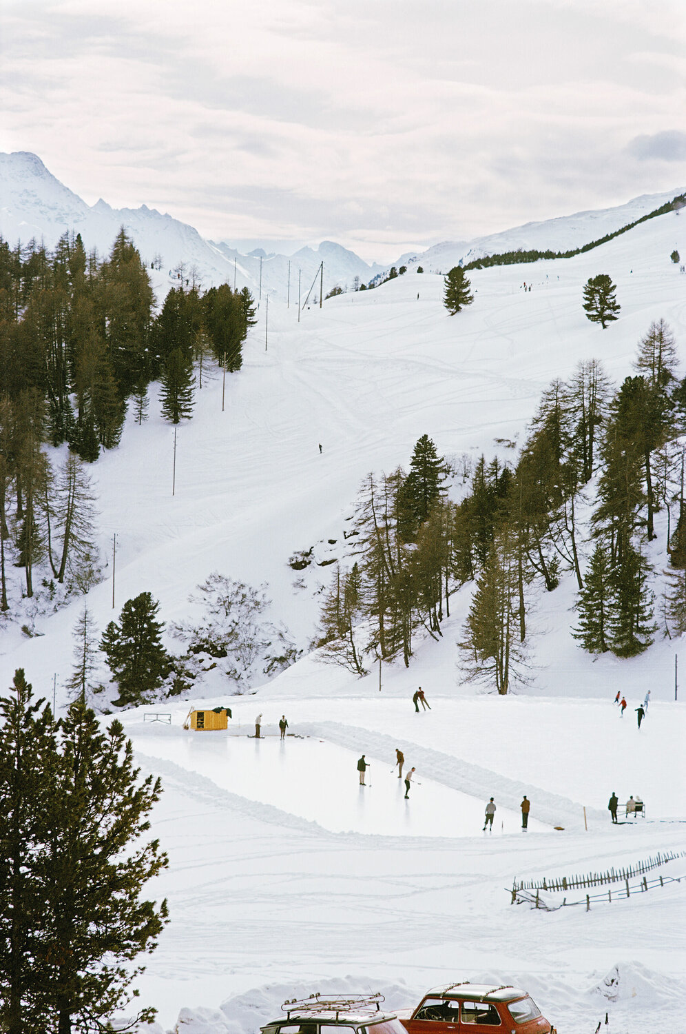 Slim Aarons 'Curling At St. Moritz' Slim Aarons Fotografia in vendita