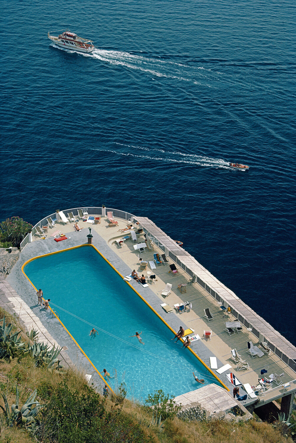 Slim Aarons 'Belvedere Pool' Slim Aarons Fotografie zu verkaufen