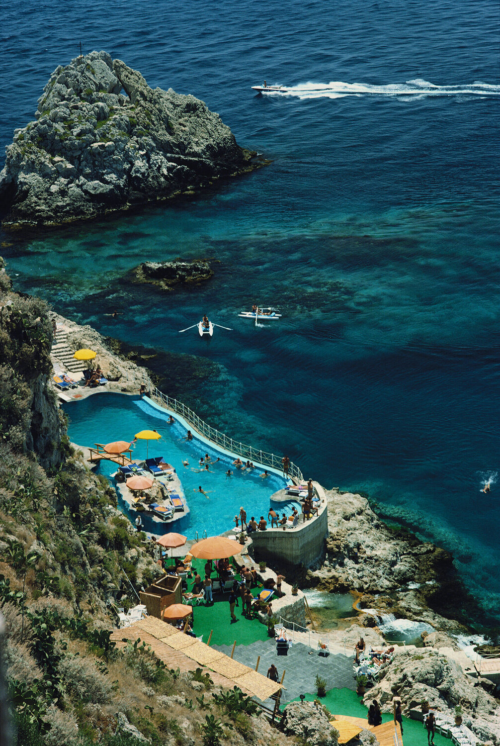 Slim Aarons 'Hotel Taormina Pool' Slim Aarons Fotografia in vendita