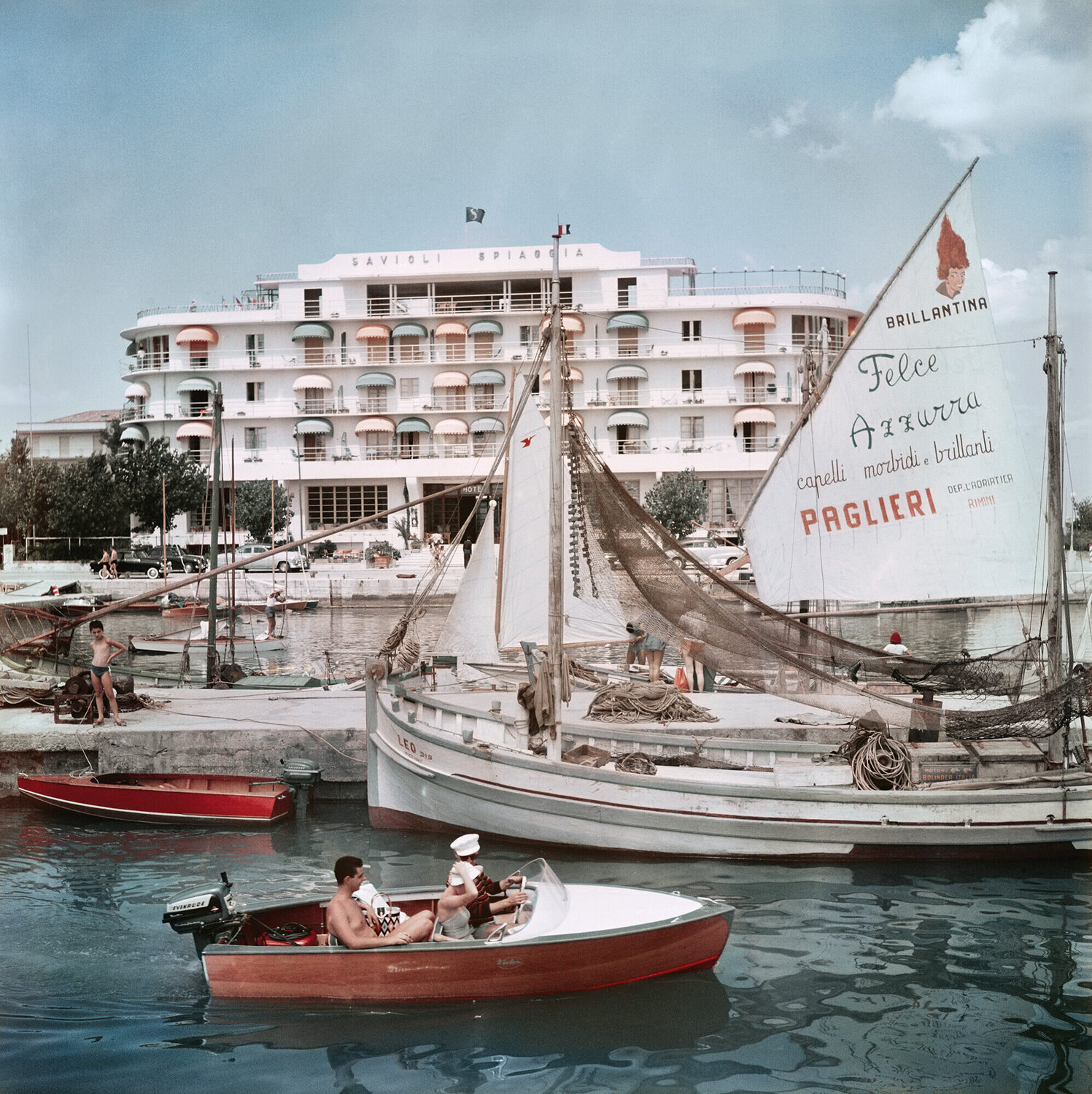 Slim Aarons 'Savioli Spiaggia Hotel' Slim Aarons Fotografia in vendita