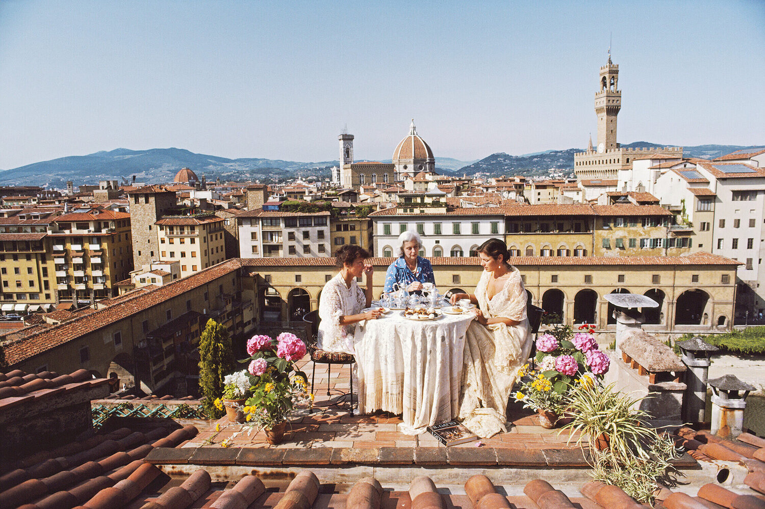 Slim Aarons 'Santa And Serena Antonelli' Slim Aarons Fotografie te koop