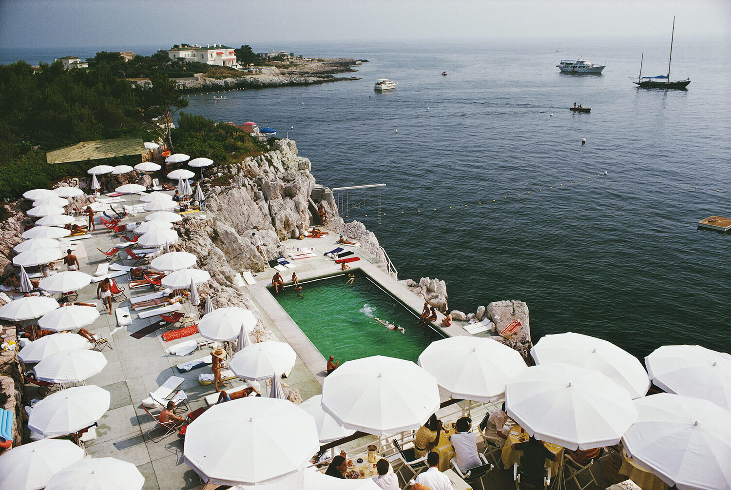 Slim Aarons 'Pool By The Sea' Slim Aarons Photographie à vendre
