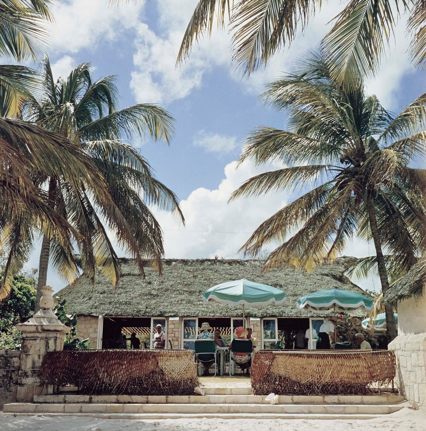 Slim Aarons 'Mill Reef Club, Antigua' Slim Aarons Fotografia in vendita