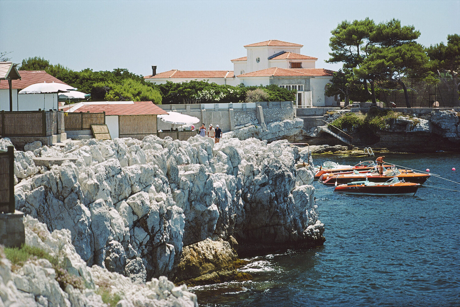 Slim Aarons 'Boats At Hotel Du Cap-Eden-Roc' Slim Aarons Fotografie te koop