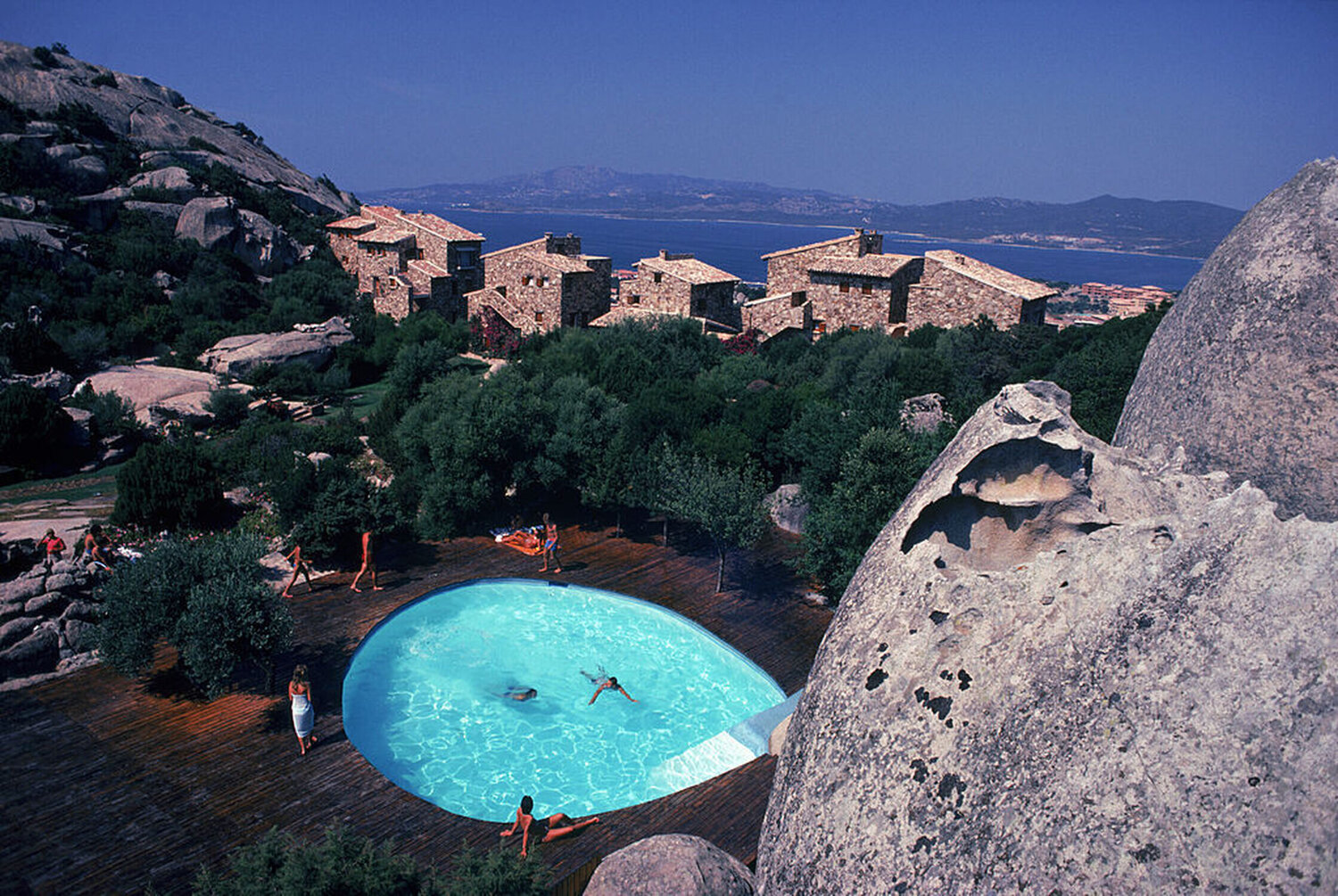 Slim Aarons 'Pool At Porto Rotondo' Slim Aarons Fotografia in vendita