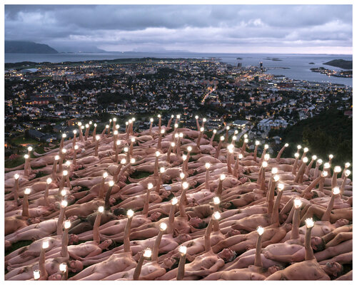 Bodo Bodyscape (Bodo Biennale, Norway), 2018 van Spencer Tunick, Fotografie te koop op Singulart