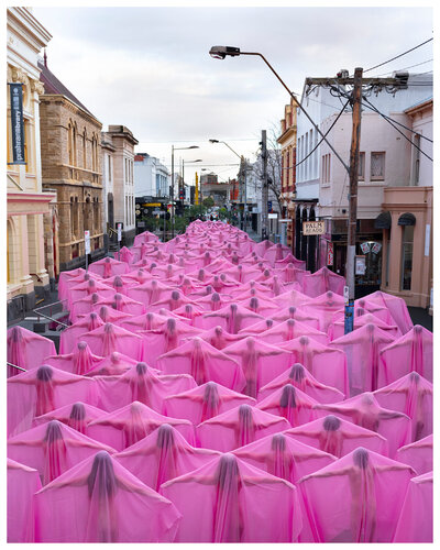 Pink Spirits (Melbourne) van Spencer Tunick, Fotografie te koop op Singulart