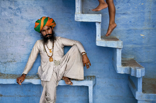 Man Beneath Stairs, India di Steve McCurry, Fotografia in vendita su Singulart