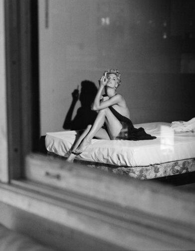 Through the window, Linda Evangelista van Steven Meisel, Fotografie te koop op Singulart